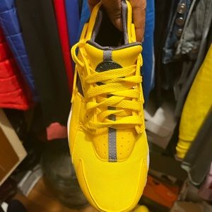 Size 7 neon yellow to little now